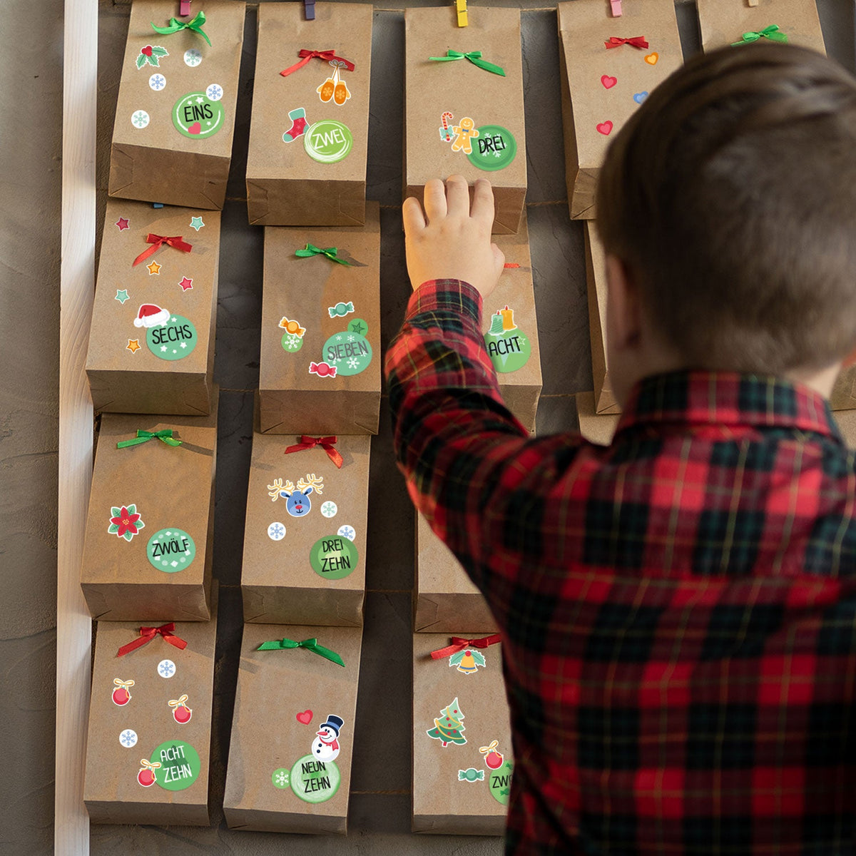 DIY-Adventskalender mit 25 Kraftpapiertüten – 110 Sticker