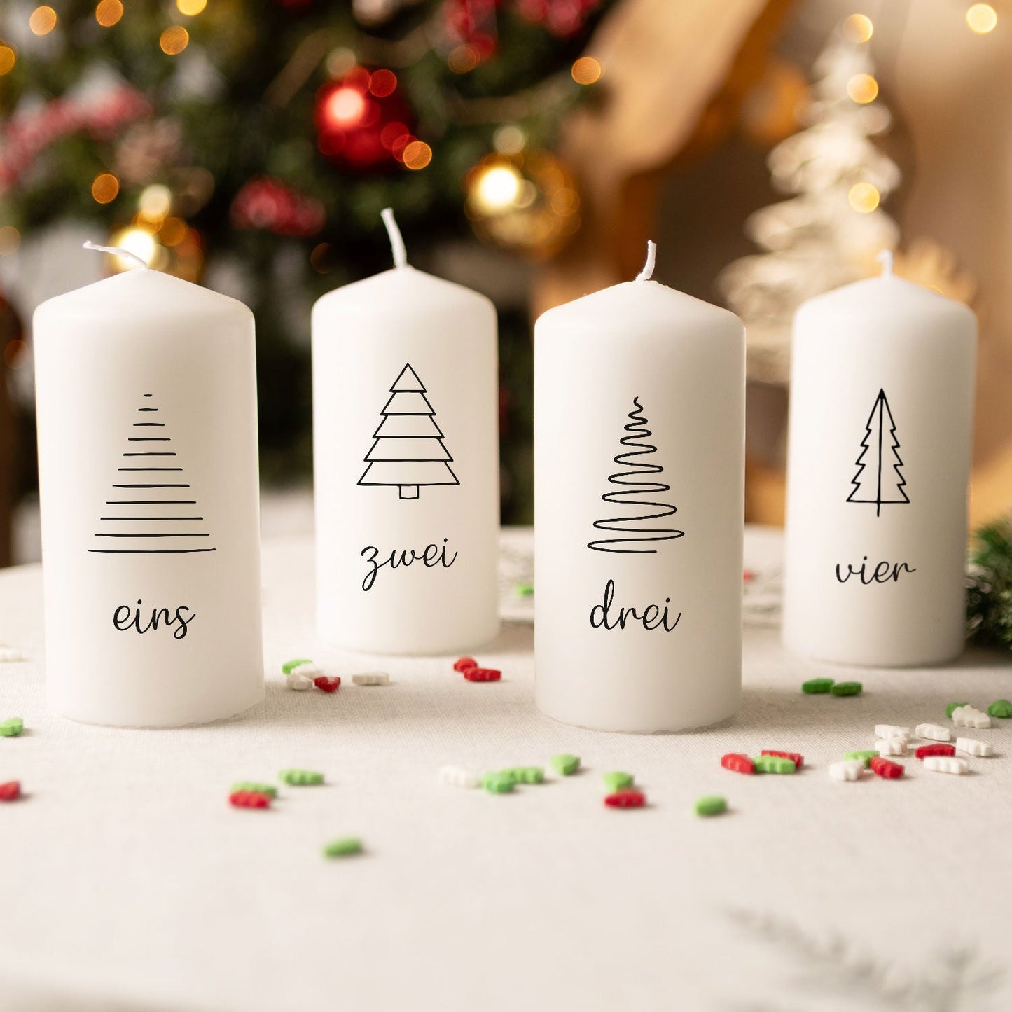 Vier Adventskerzen mit Tannenbaum-Motiv für den Advent