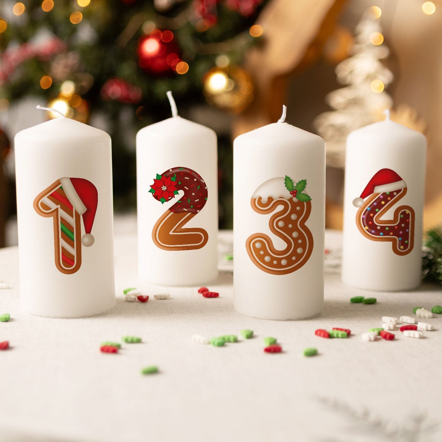 Vier Adventskerzen mit Lebkuchenmotiv für den Advent