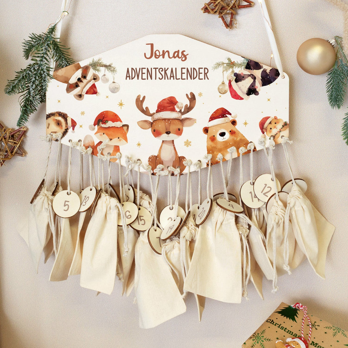 Personalisierter Holz-Adventskalender Waldtiere mit Mützen und Name