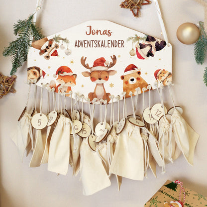 Personalisierter Holz-Adventskalender Waldtiere mit Mützen und Name