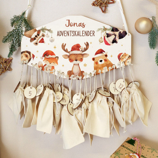 Personalisierter Holz-Adventskalender Waldtiere mit Mützen und Name