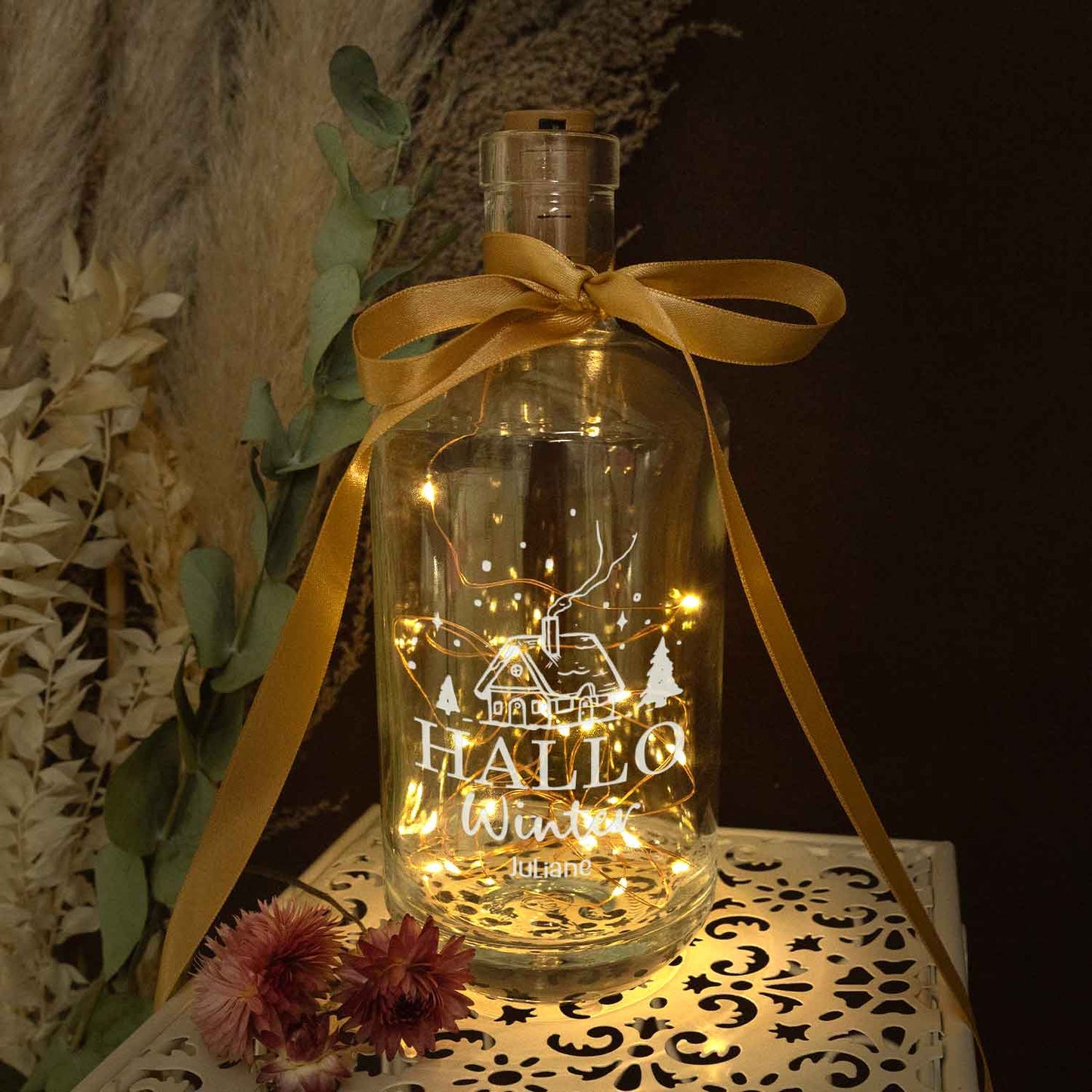 Personalisiertes LED-Flaschenlicht „Hallo Winter“ mit Name als winterliche Lichtdeko