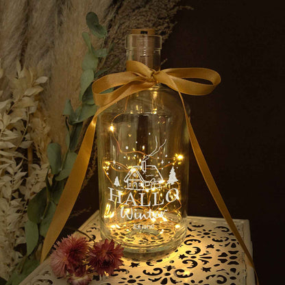 Personalisiertes LED-Flaschenlicht „Hallo Winter“ mit Name als winterliche Lichtdeko