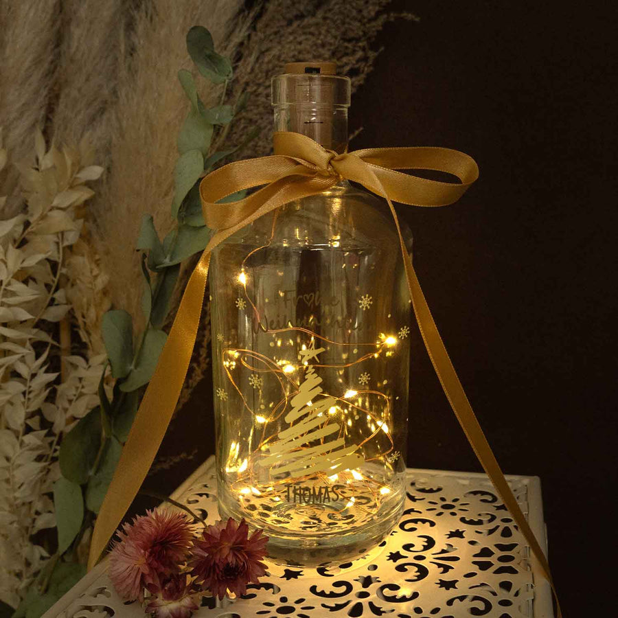 Personalisiertes LED-Flaschenlicht „Weihnachtsbaum Gold“ als festliche Geschenkidee