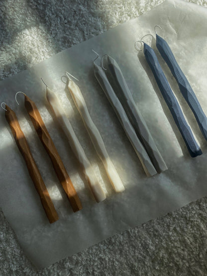 Weiße handgeschnitzte Stabkerzen – 2er-Set aus Sojawachs