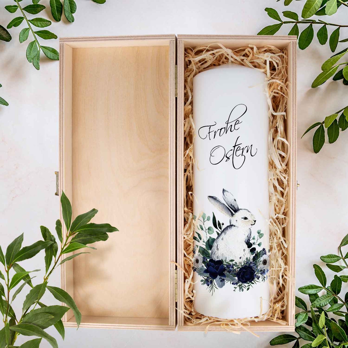 Osterkerze Osterhase mit Blumen – Geschenkansicht mit Kiste