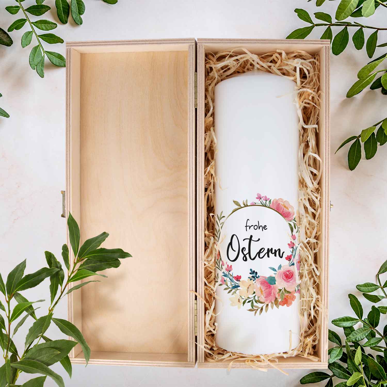 Osterkerze Blumenkranz – Geschenkansicht mit Kiste