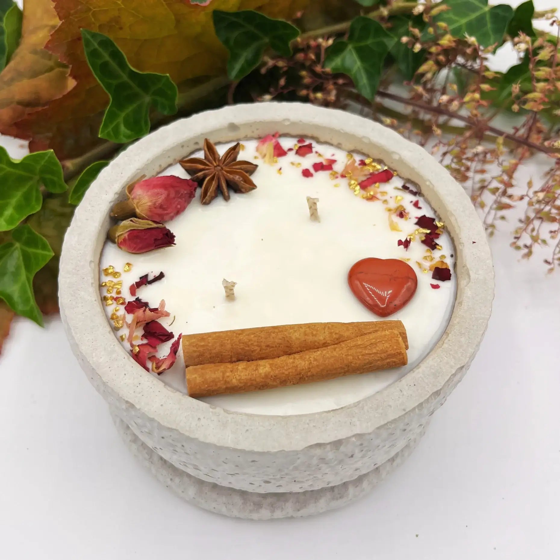 Handgemachte Betonkerze „Grey Hearts“ – Duft Walnuss Vanille, 1 Baumwolldocht, ca. 1,0 kg, 40–60h Brenndauer - by SteinKunstWerk | Outdoor aus nachhaltiger Herstellung