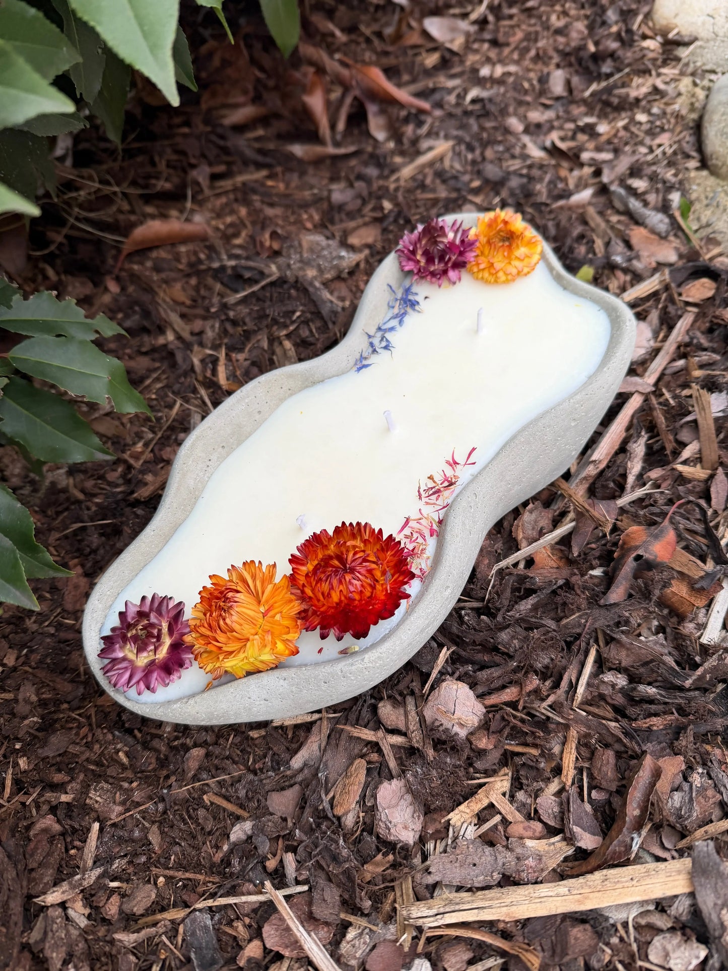 Design-Betonkerze "Grey Wave" – Flower Edition | 3-Docht & Bunt | 29,5cm