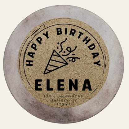 Handgemachte und personalisierte Duftkerze „Happy Birthday, Dein Name“ – Das perfekte Geburtstagsgeschenk aus dem Südschwarzwald