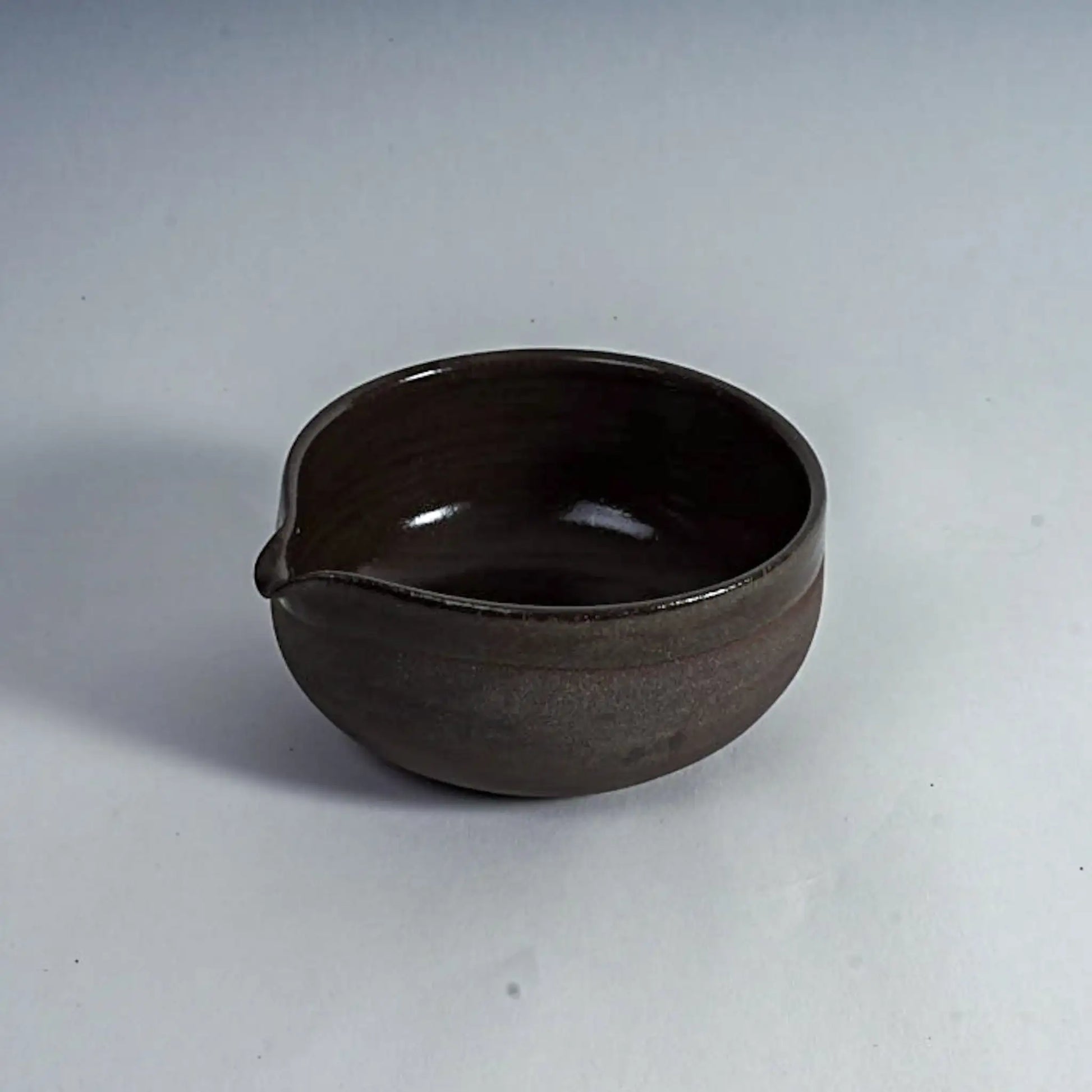 Matcha-Bundle Grau-Schwarz – Chawan & Besenständer im Einklang - by SteinKunstWerk | Matcha Chawan aus nachhaltiger Herstellung