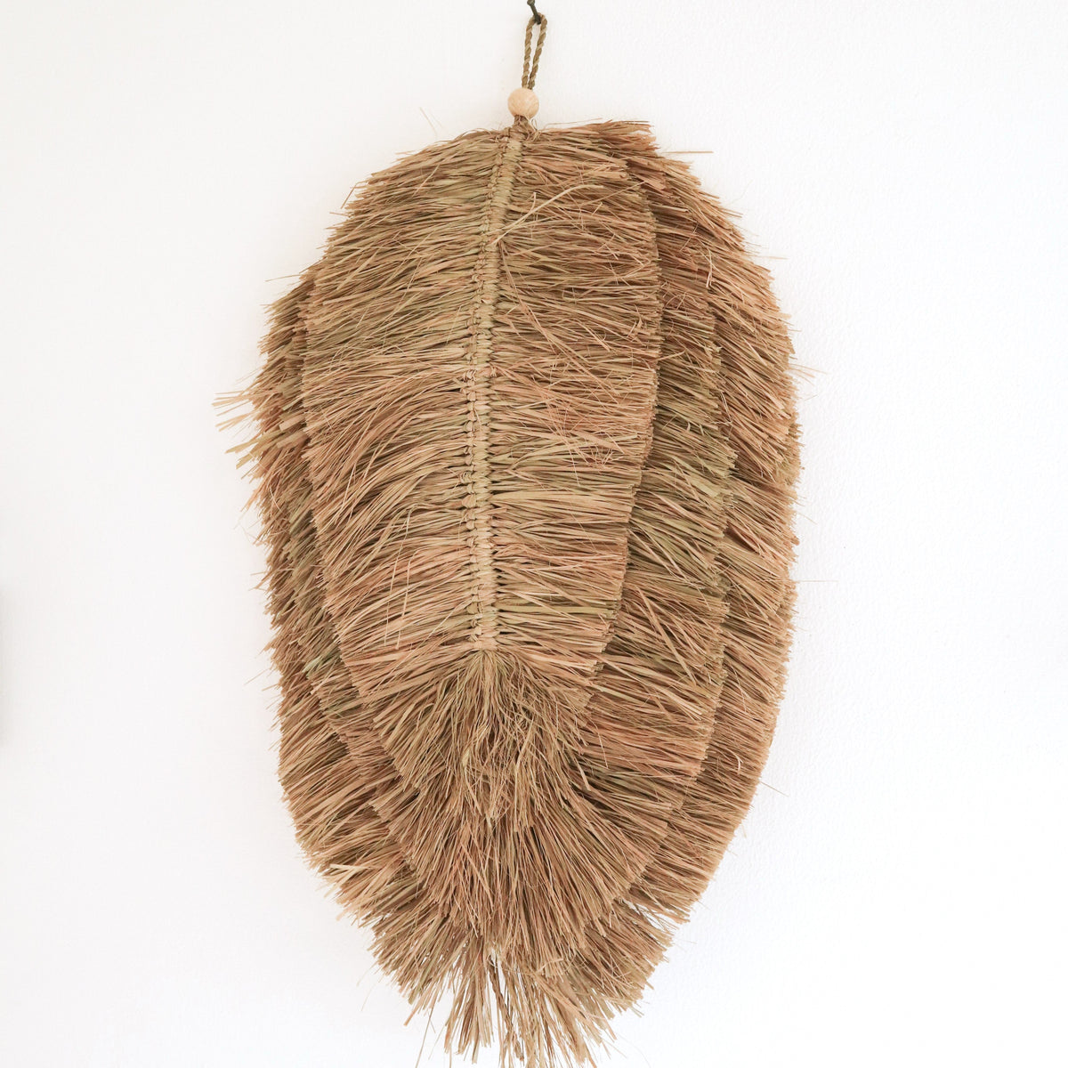 Soeji TIPIN Wanddeko aus Raffia mit blattförmigen Fransen und Holzperle, Nahaufnahme