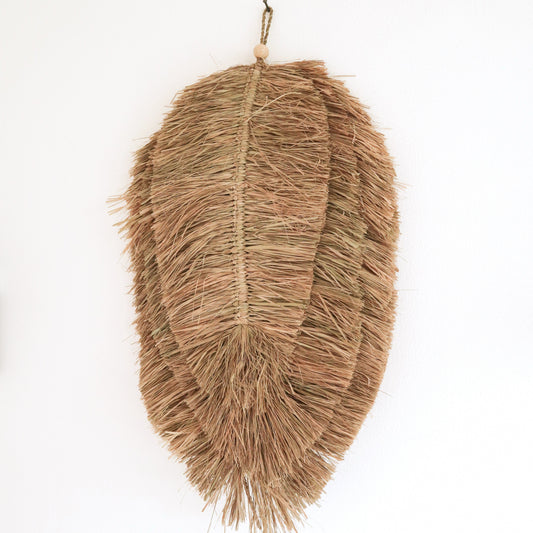 Soeji TIPIN Wanddeko aus Raffia mit blattförmigen Fransen und Holzperle, Nahaufnahme