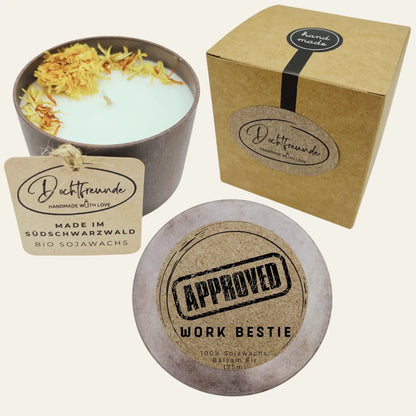Handgemachte und personalisierbare Duftkerze „Approved Work Bestie“ – Das perfekte Geschenk für die coolste Arbeitskollegin der ganzen Welt