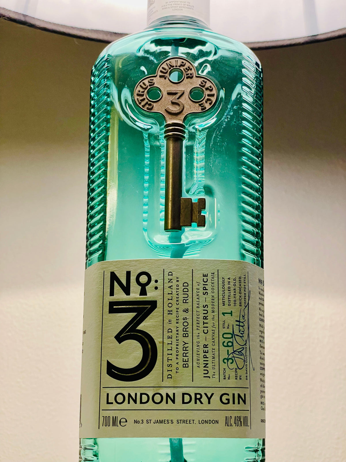 GAHRDSGN No. 3 Gin-Flaschenlampe aus Berry Bros. & Rudd London Dry Gin, dritte Ansicht