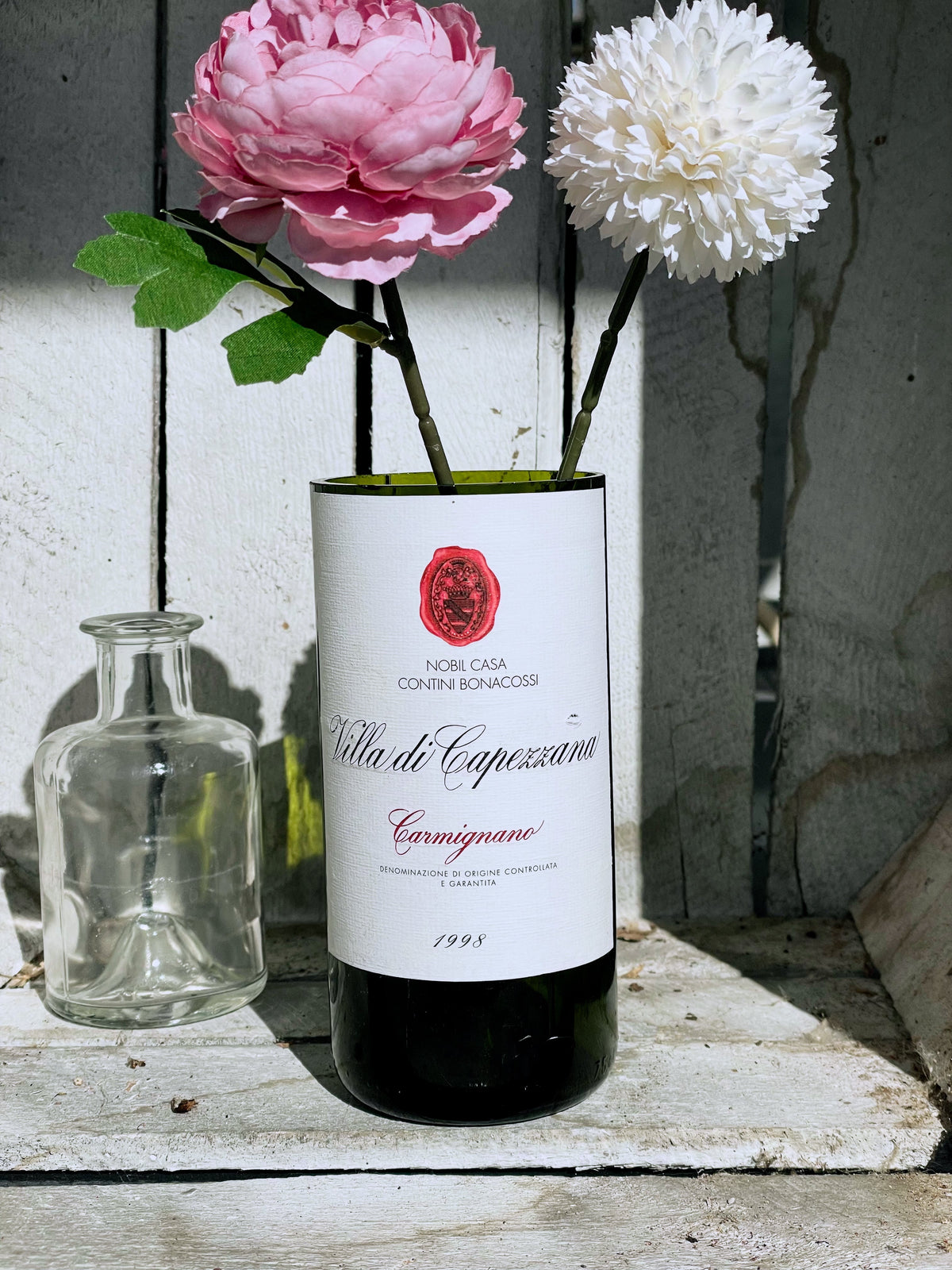 Villa di Capezzana 1998 Upcycling-Vase aus Weinflasche mit rosa und weißen Blumen