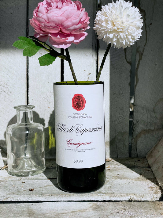 Villa di Capezzana 1998 Upcycling-Vase aus Weinflasche mit rosa und weißen Blumen