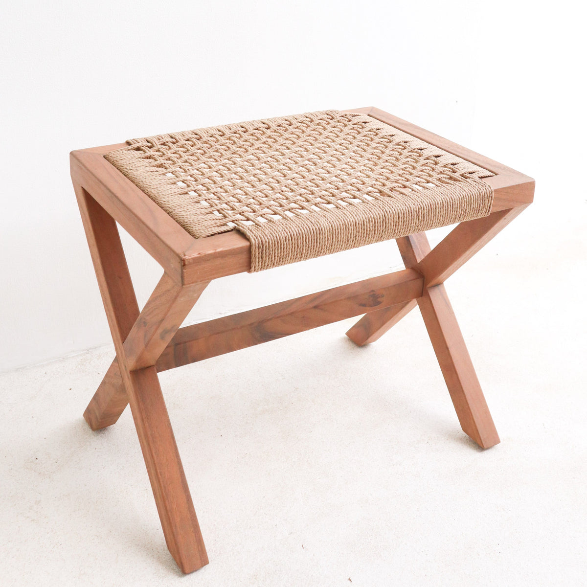 Sitzhocker INDRA – Trembesiholz und Recyclingpapier