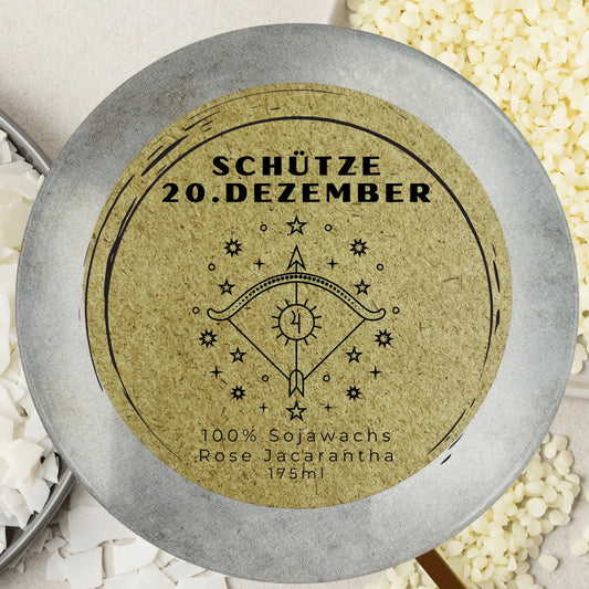 Personalisierte Schuetze Duftkerze fuer Geburtstag neue Ziele und Rituale