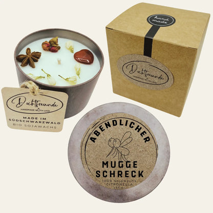 Handbesetzte Duftkerze „Abendlicher Mugge Schreck“ – Personalisierbares Geschenk aus dem Südschwarzwald mit Citronella Duft
