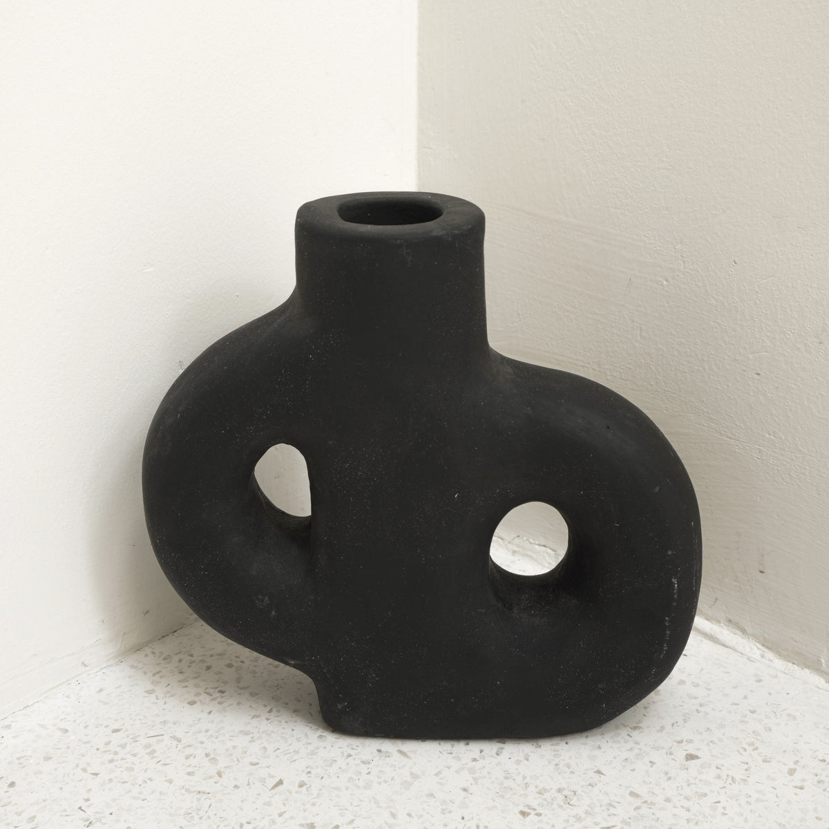 Dekovase LEMBAH – Ton, 18 × 6 × 17 cm