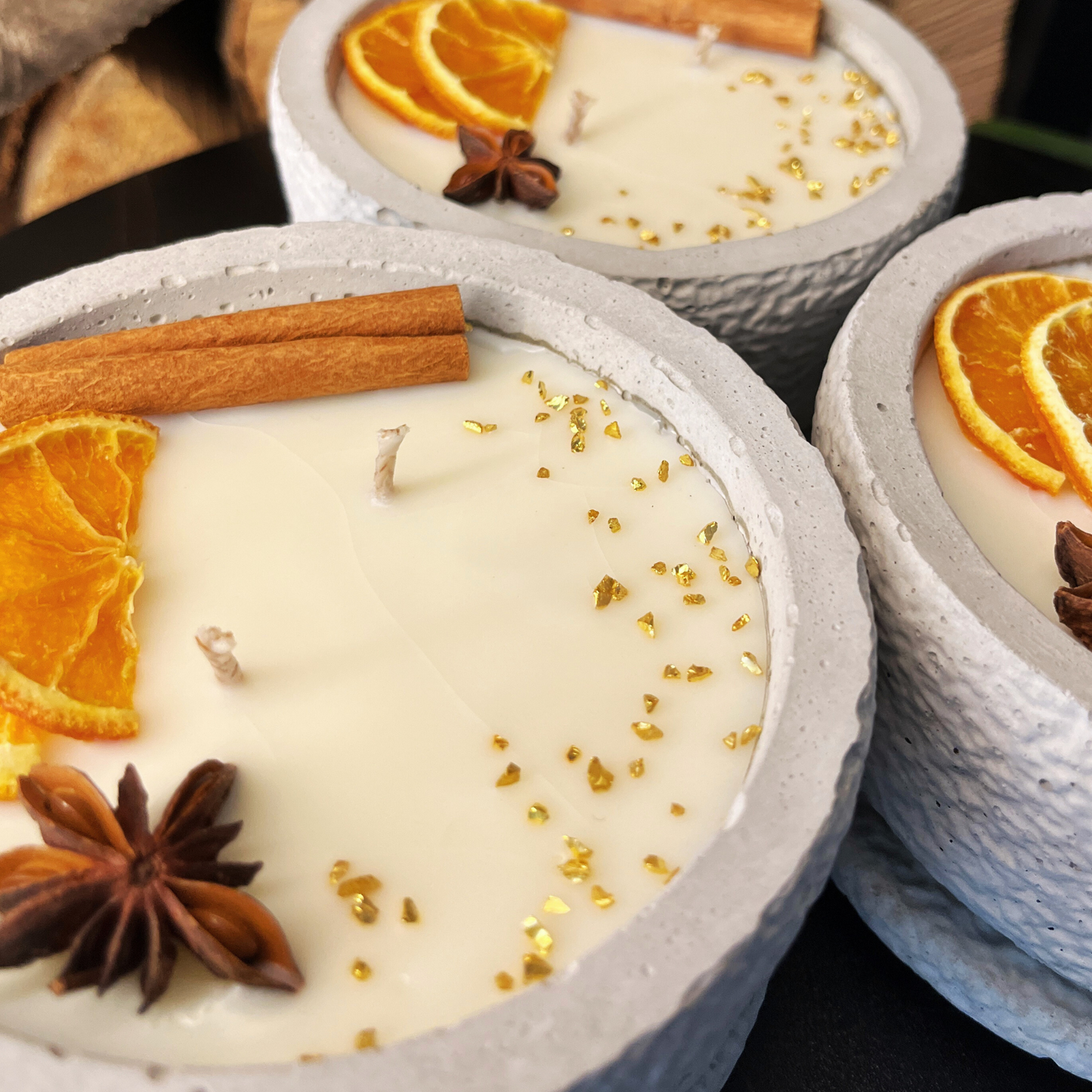 Grey Cinnamon Betonkerze mit warmem Walnuss-Toffee-Duft und Betondeckel