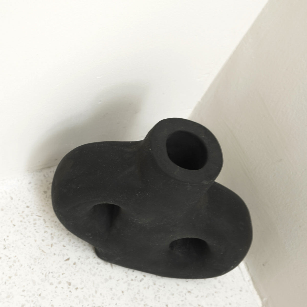 Dekovase LEMBAH – Ton, 18 × 6 × 17 cm
