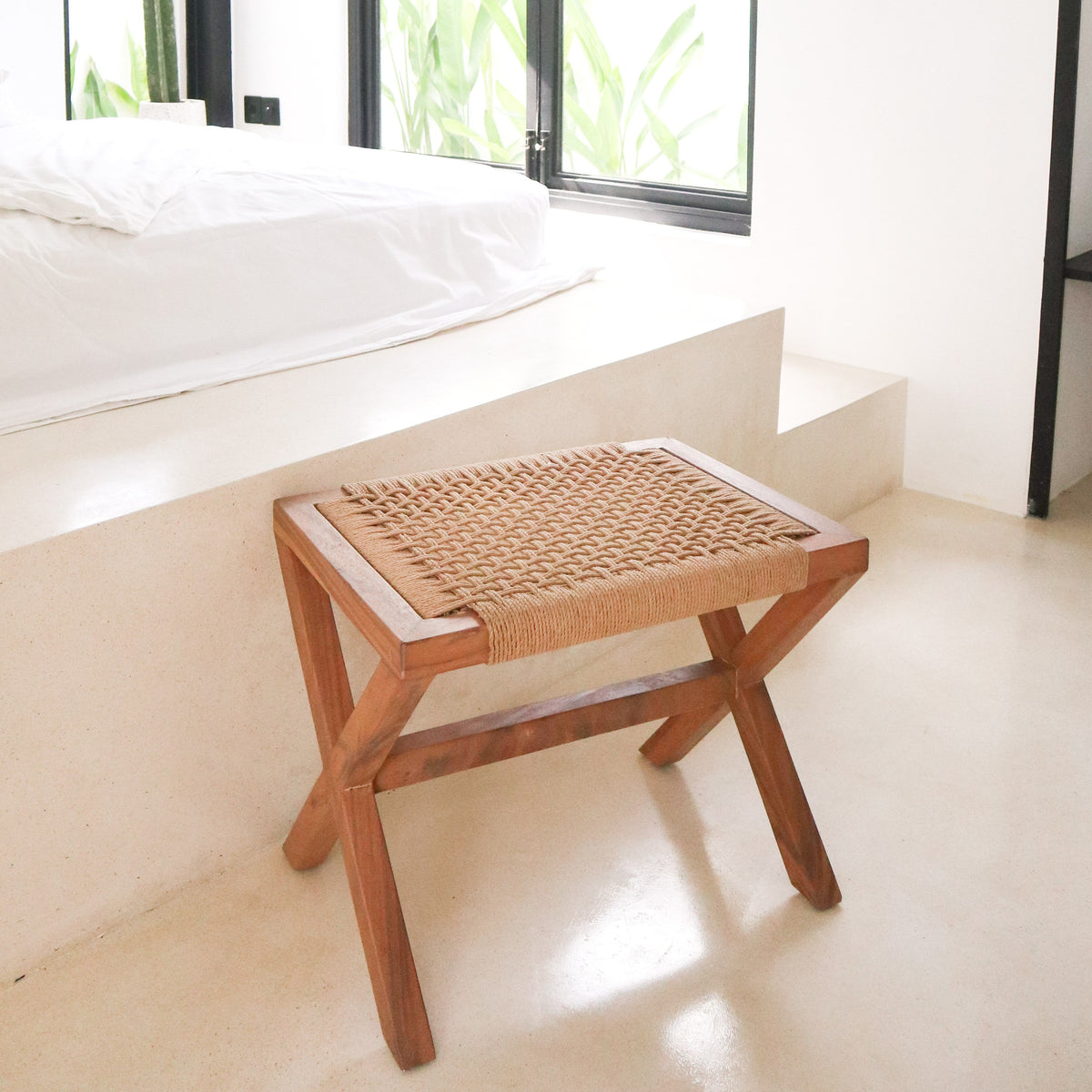 Soeji Sitzhocker INDRA – Trembesiholz und Recyclingpapier
