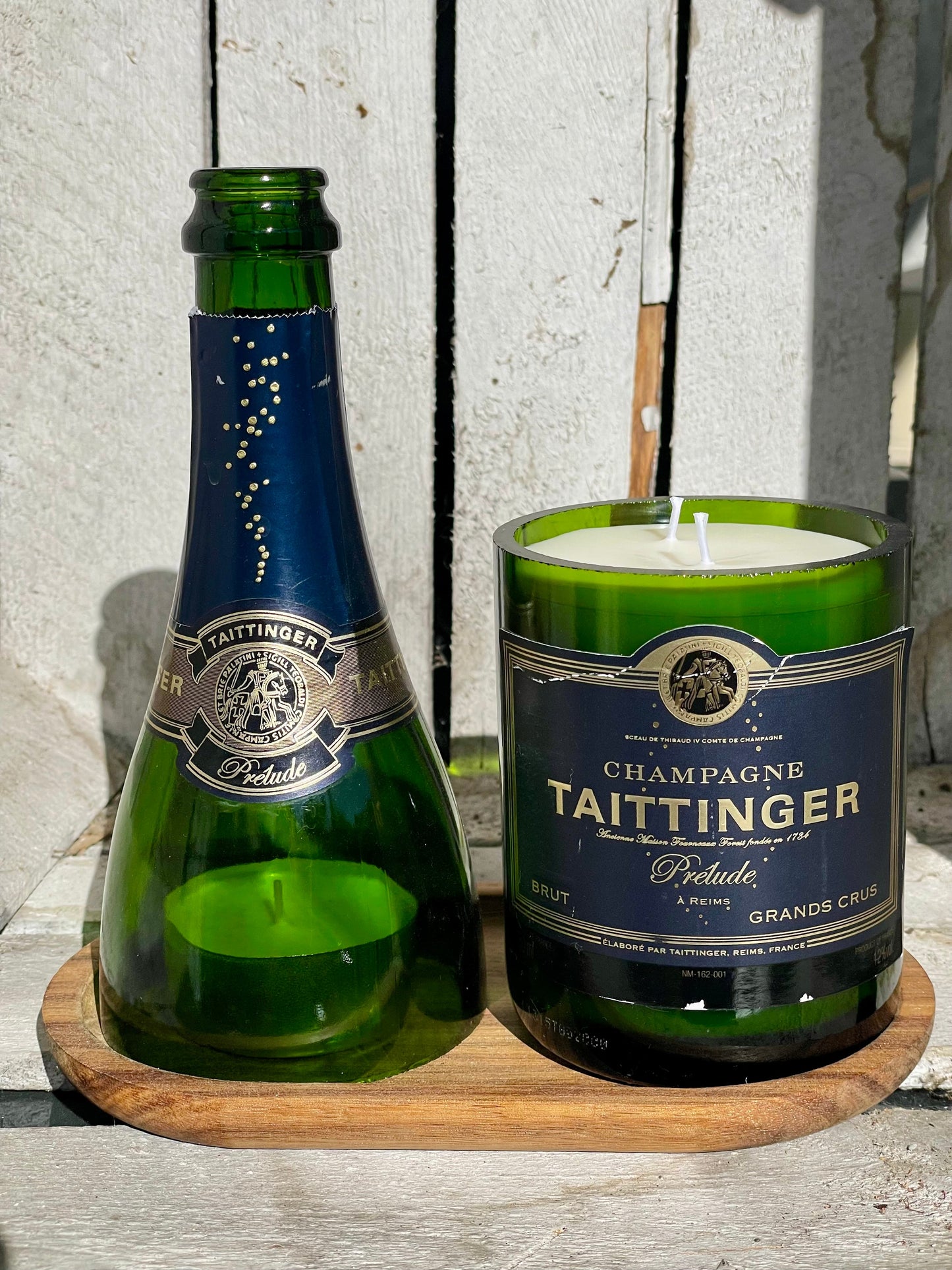 Flaschenkerzen-Set Taittinger Prélude mit Windlicht & Holztablett als Upcycling Geschenkidee mit Kerzenlicht und Originalflasche