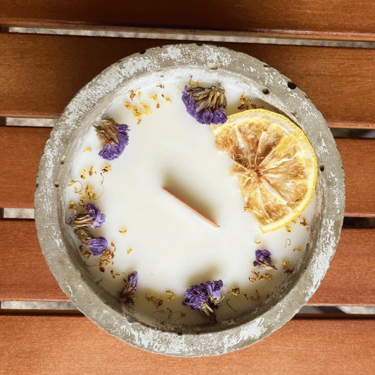 Citronella-Betonkerze „Mugge Schreck Blütenzauber“ – Limitierte Einzelstücke aus dem Südschwarzwald - by SteinKunstWerk | Outdoor aus nachhaltiger Herstellung