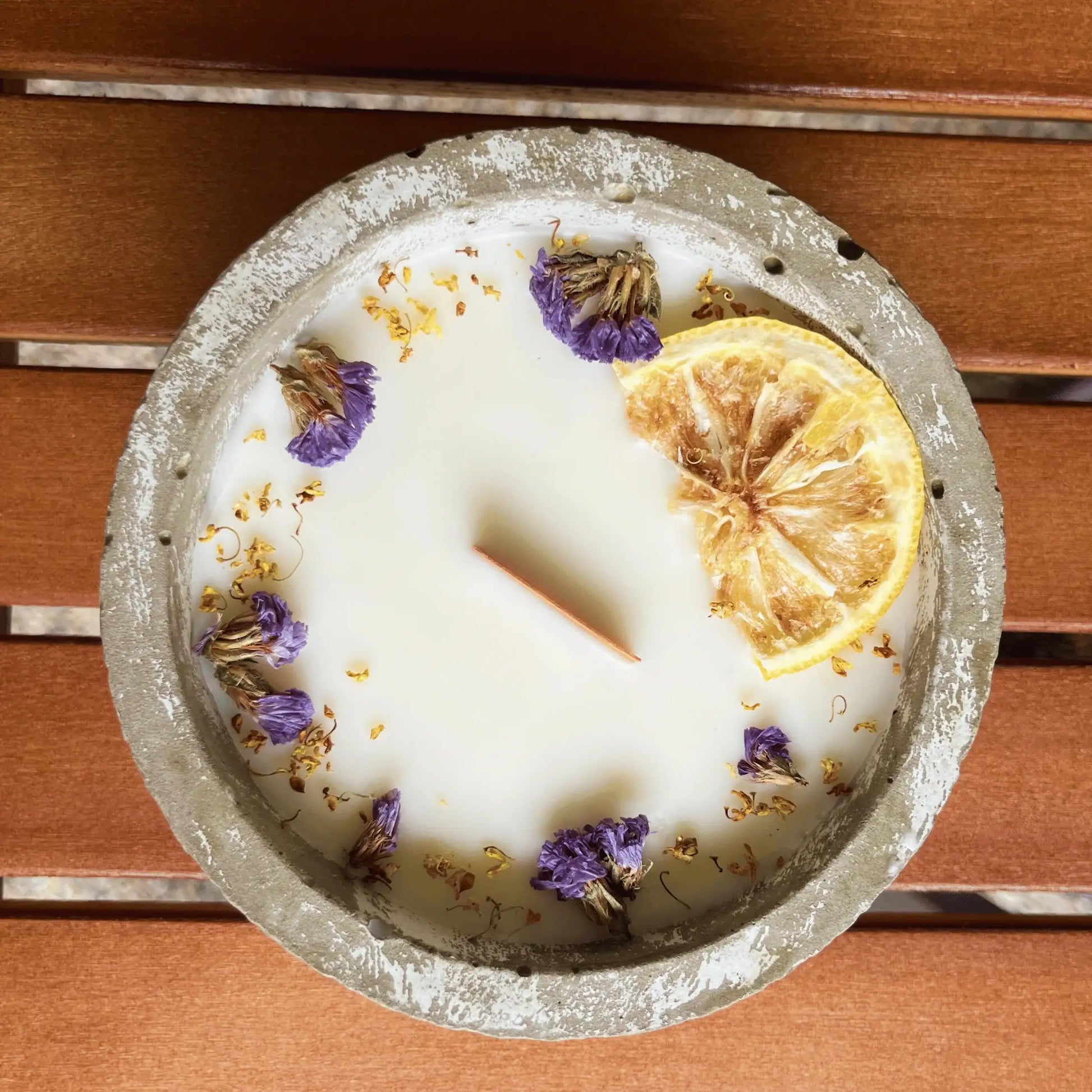 Citronella-Betonkerze „Mugge Schreck Blütenzauber“ – Limitierte Einzelstücke aus dem Südschwarzwald - by SteinKunstWerk | Outdoor aus nachhaltiger Herstellung