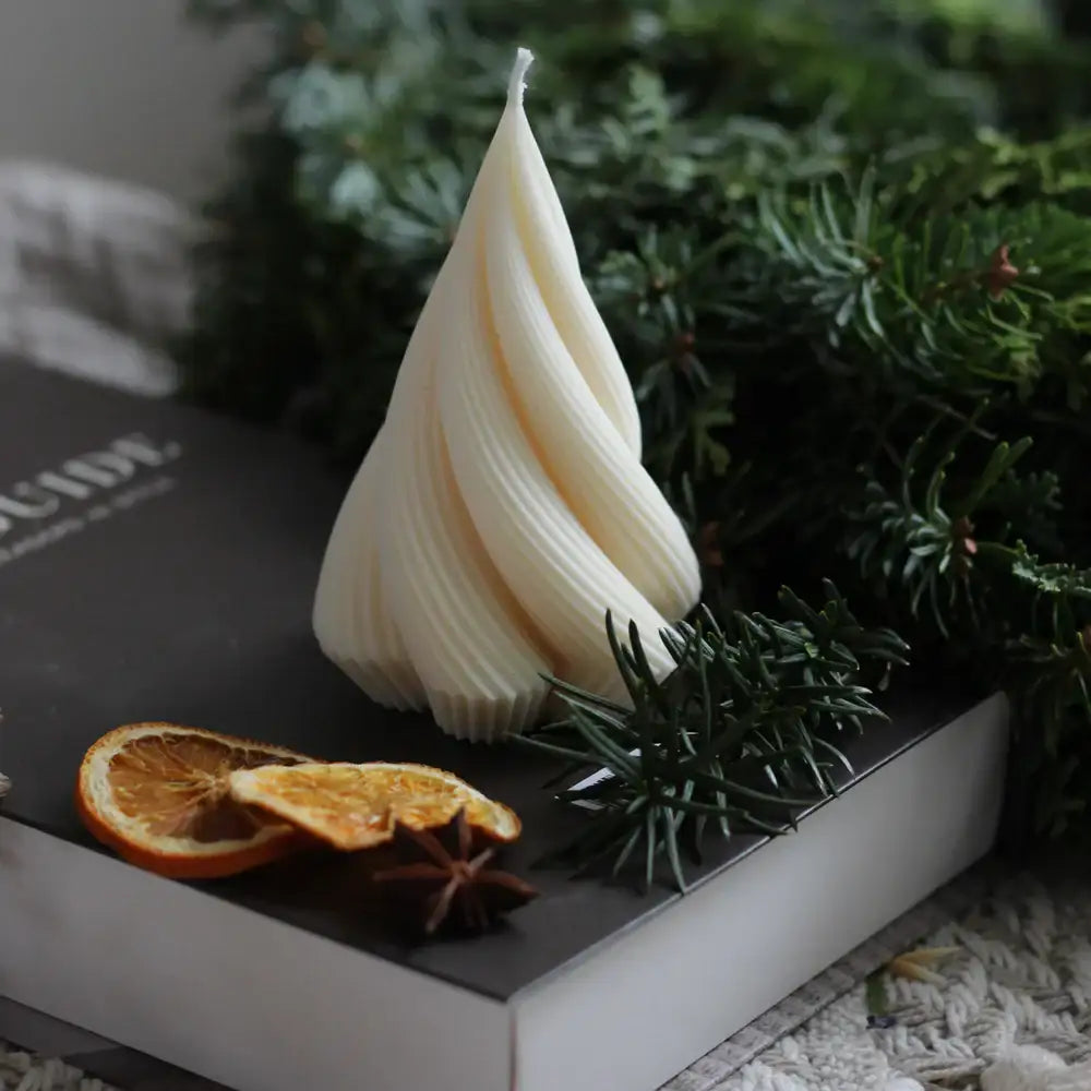 Maximalbeton - Kerze "Tannenbaum verdreht" - by SteinKunstWerk | Kerzen aus nachhaltiger Herstellung