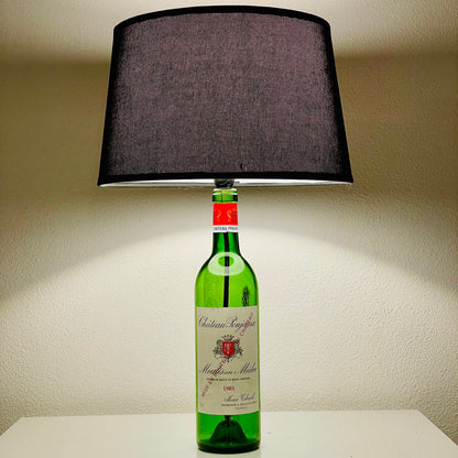 Château Poujeaux 1981 Weinflaschenlampe mit dunklem Lampenschirm auf hellem Regal