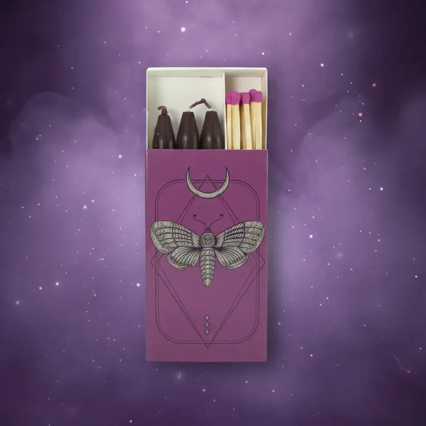 Ritual-Set „La Falena – Führerin der Nacht“ – Kerzen & lange Streichhölzer in Lila - by SteinKunstWerk | Streichhölzer aus nachhaltiger Herstellung