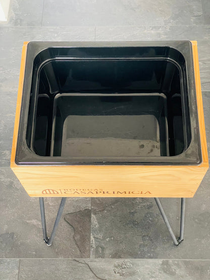 Weinkühler mit Standfüßen aus Weinkiste Bodegas Casa Primicia Eiskühler Holzweinkiste – handgefertigtes Upcycling-Produkt von GAHRDSGN – weitere Produktansicht