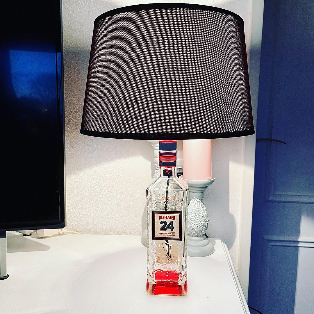 Beefeater 24 Gin Flaschenlampe mit eckigem dunklem Stoffschirm und transparenter Flasche