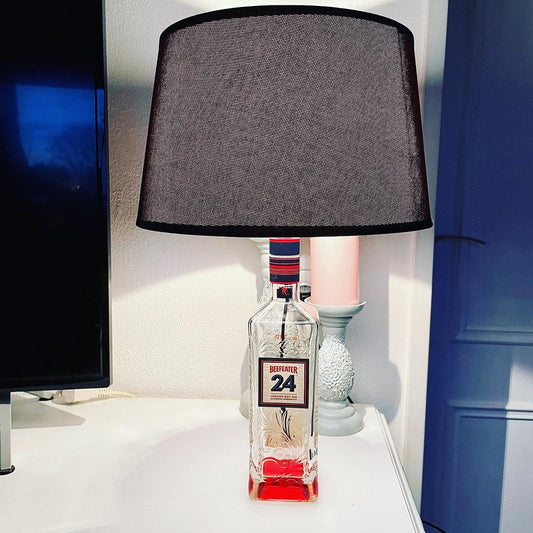 Beefeater 24 Gin Flaschenlampe mit eckigem dunklem Stoffschirm und transparenter Flasche