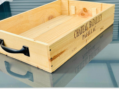 Handgefertigtes Holztablett aus OHK Weinkiste Chateau Batailley mit Griffen – handgefertigtes Upcycling-Produkt von GAHRDSGN – weitere Produktansicht