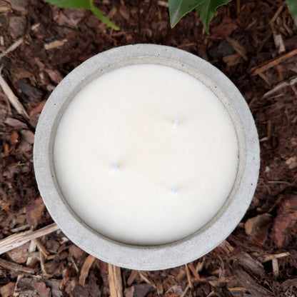 Betonkerze Grey Dream mit drei Dochten in grauem Gefäß