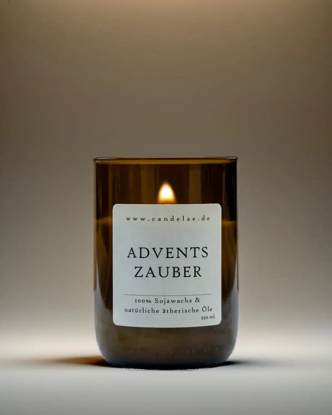 Adventszauber Duftkerze – Nachhaltige Wärme für besinnliche Momente - by SteinKunstWerk | Kerze aus alter Weinflasche aus nachhaltiger Herstellung