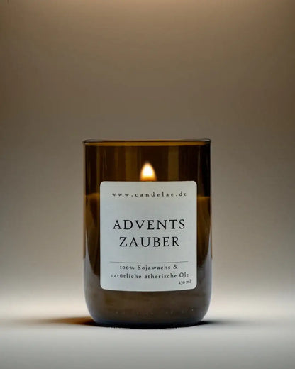 Adventszauber Duftkerze – Nachhaltige Wärme für besinnliche Momente - by SteinKunstWerk | Kerze aus alter Weinflasche aus nachhaltiger Herstellung