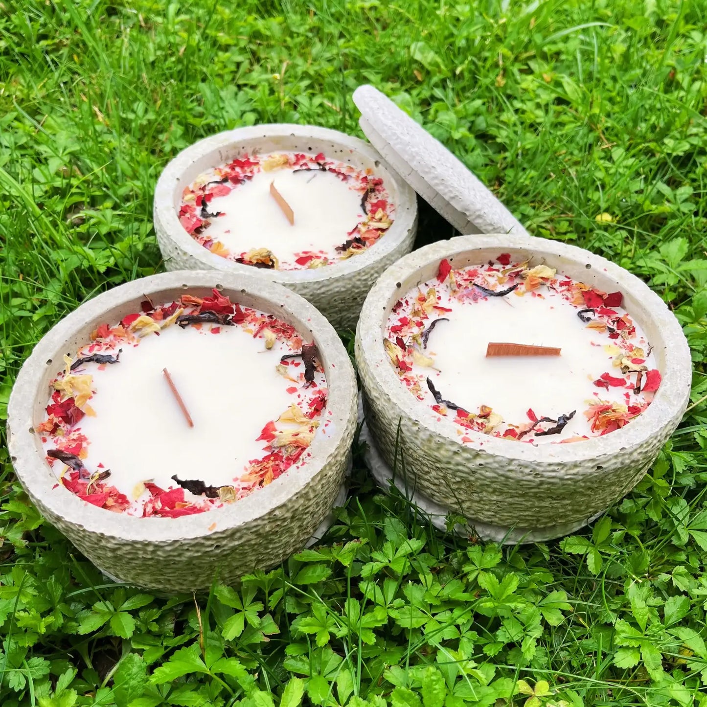 Outdoor Citronella-Betonkerzenset „Grey - Mugge Schreck“ – Handgemachter Insektenschutz aus dem Südschwarzwald mit Blütenverzierung 3x Betonkerzen im Set - by SteinKunstWerk | Outdoor aus nachhaltiger Herstellung