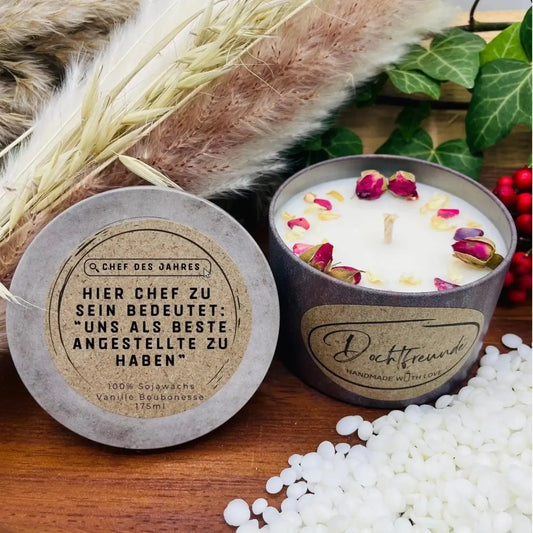 CHEF des Jahres - Hier Chef zu sein bedeutet: "Uns als Beste Angestellte" Personalisierbare PREMIUM Duftkerze - PREMIUM Duftkerze