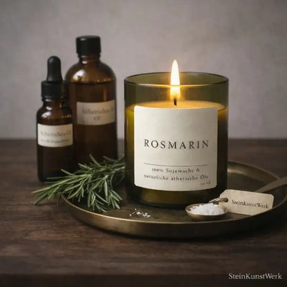 Rosmarin – natürliche Duftkerze für Klarheit, Frische & Harmonie - by SteinKunstWerk | Kerze aus alter Weinflasche aus nachhaltiger Herstellung