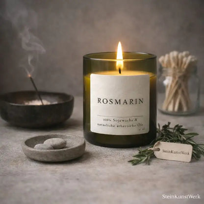 Rosmarin – natürliche Duftkerze für Klarheit, Frische & Harmonie - by SteinKunstWerk | Kerze aus alter Weinflasche aus nachhaltiger Herstellung