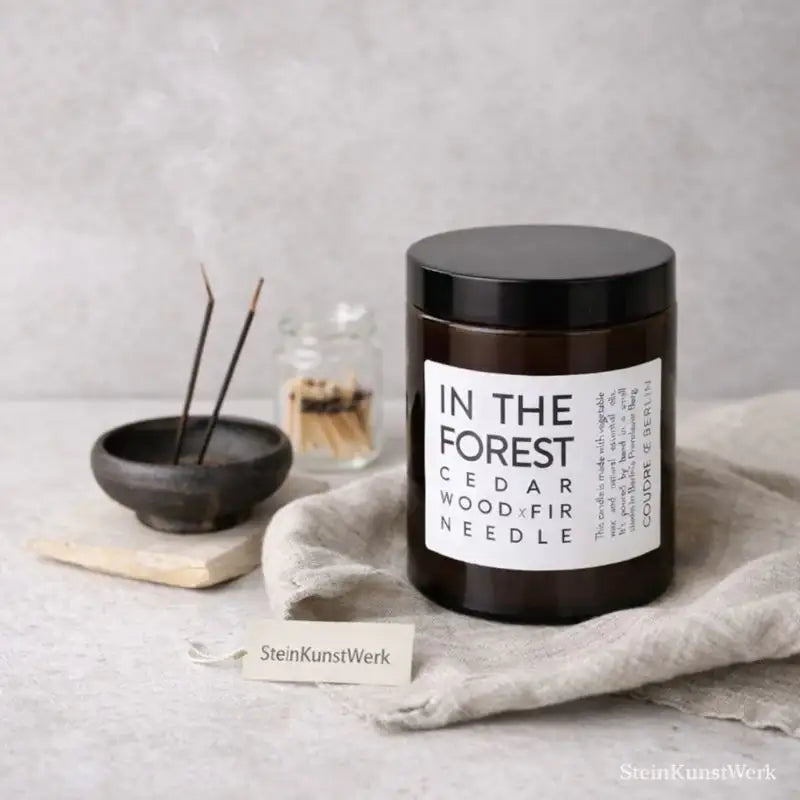 Coudre Berlin - IN THE FOREST – Handgemachte vegane Duftkerze, Zedernholz & Tannennadel - by SteinKunstWerk | Kerzen aus nachhaltiger Herstellung