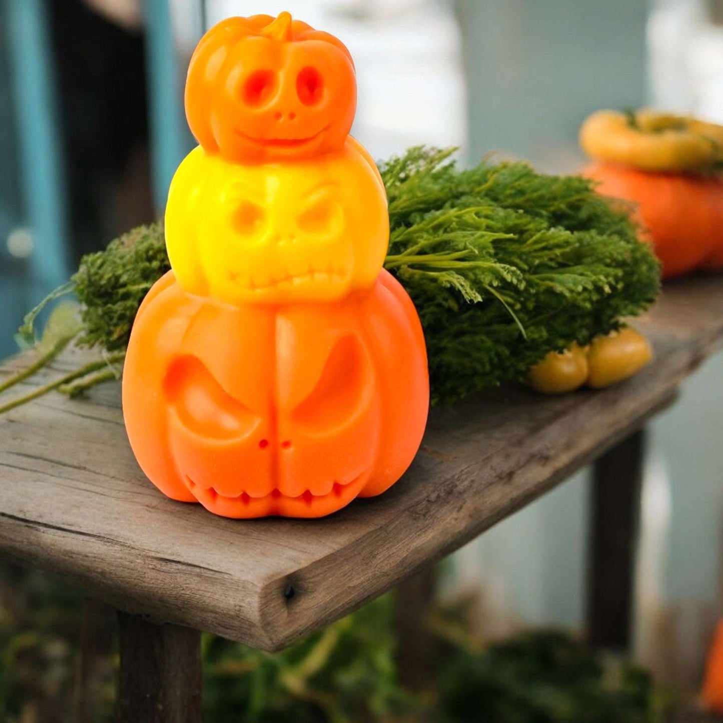 Drei gestapelte Kürbisse – Charmante Deko für ein unvergessliches Halloween Stein.Kunst.Werk.