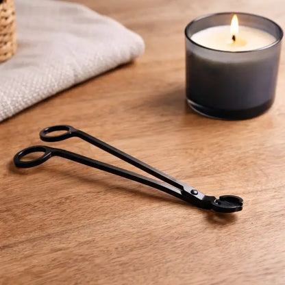 Hochwertige schwarze Dochtschere als stilvolles Kerzenzubehör, gezeigt im Einsatz und in ruhigen, wohnlichen Settings. Die elegante Kerzenschere ermöglicht das präzise Kürzen des Dochtes für ein sauberes, gleichmäßiges Abbrennen von Duftkerzen aus Naturwachs. Ideal für achtsame Rituale, gepflegte Wohnatmosphäre und als stilvolle Geschenkidee für Kerzenliebhaber.