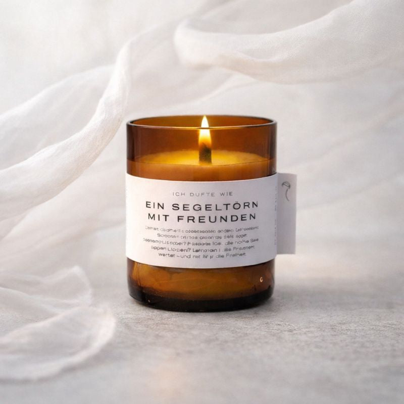Maritime Duftkerze mit frischer Meeresbrise und holzig-maskulinen Noten. Vegan, nachhaltig aus Rapswachs, handgemacht in Deutschland – für Freiheit, Ruhe und besondere Momente.